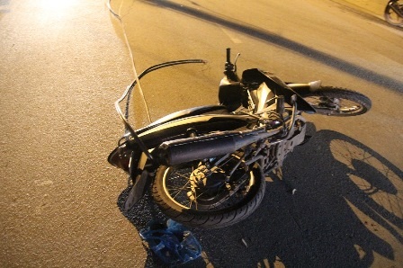 Sợi dây cáp quấn vào bánh sau xe của nạn nhân