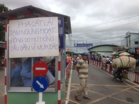 Phà Cát Lái treo biển thông tin về sự cố