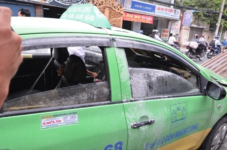 Hiện trường xe taxi bốc cháy vào sáng 9/9