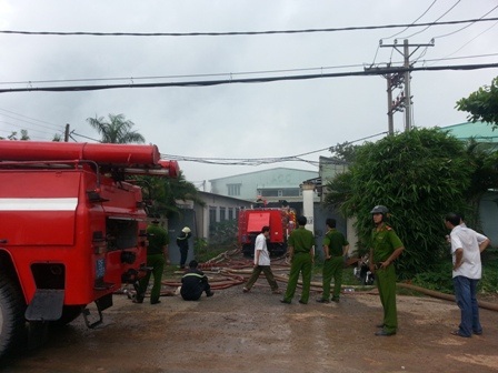 Xưởng nhựa bốc cháy dữ dội vào sáng sớm - 2 Lực lượng chữa cháy có mặt để dập lửa