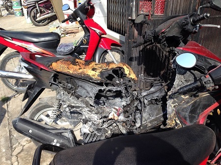 Hai xe gắn máy để trong nhà bị cháy