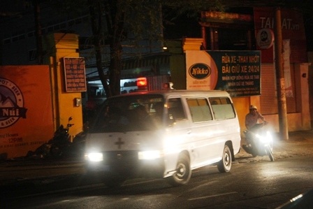 Thi thể nạn nhân được chuyển đi