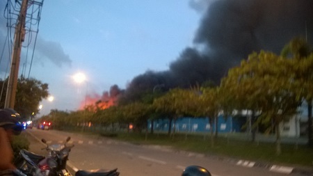 Cột khói đen bốc cao hàng chục mét