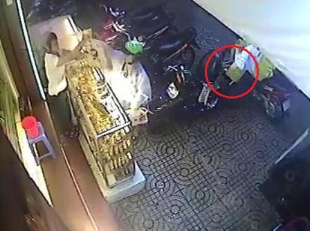 Mở cốp xe trộm túi xách trong tích tắc - 2 Và lấy túi xách tẩu thoát