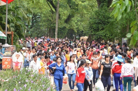 Du khách đổ về các điểm vui chơi sáng 1/9