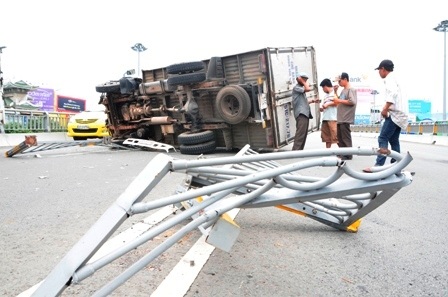 Gần 20 mét dải phân cách trên cầu bị ủi bay