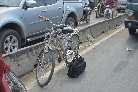 Chiếc xe đạp và cặp sách của nữ sinh tại hiện trường