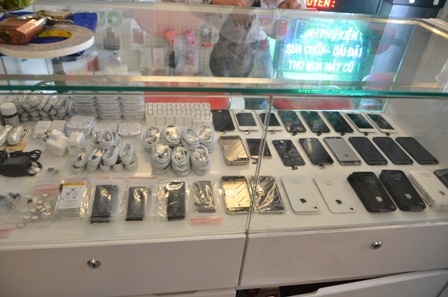 Nhiều điện thoại trong tủ trưng bày bị lấy đi