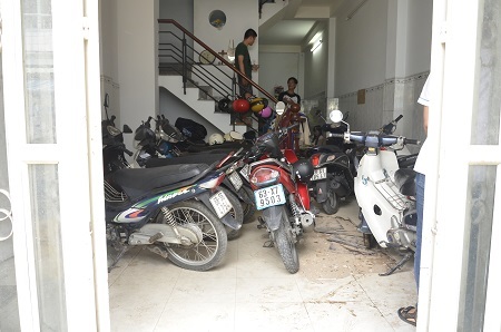 Tầng trệt nơi để xe gắn máy chung của cả nhà trọ và bị kẻ gian lấy đi 5 xe gắn máy đắt tiền