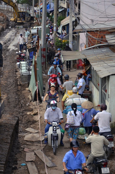 Người dân phải di chuyển vào các hẻm nhỏ để tránh kẹt xe