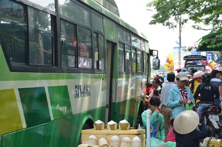 Xe buýt liên tục trả khách đến các điểm vui chơi