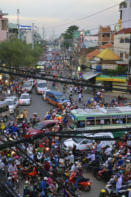 Các tuyến đường quanh khu vực cầu Ông Buông kẹt xe trầm tọng vào chiều 13/9