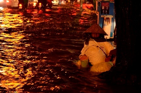 Nhóm bạn trẻ đợi mãi vẫn không có chiếc xe buýt nào chịu ghé trạm vì đường ngập quá sâu