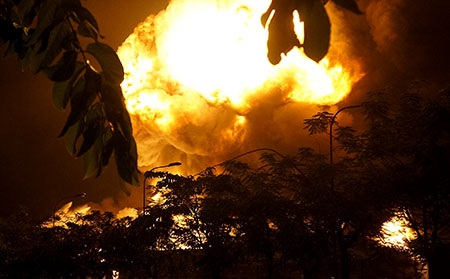 Những tiếng nổ lớn phát ra từ đám cháy