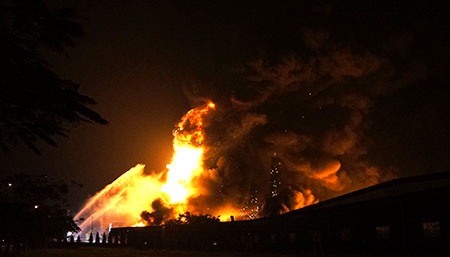 Đám cháy vẫn rất dữ dội cho đến 20h tối cùng ngày