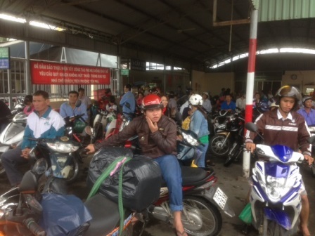 Người dân và học sinh bị mắc kẹt ở hai đầu phà