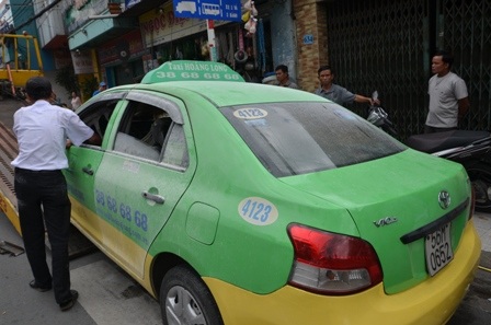 Chiếc taxi được xe cứu hộ kéo đi khỏi hiện trường