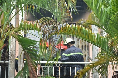 Lực lượng chữa cháy tiếp cận hiện trường