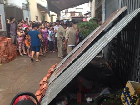 Thi thể nạn nhân được chuyển ra ngoài