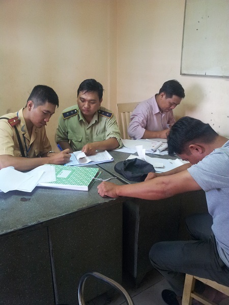 Chặn bắt xe ô tô chở thuốc lá lậu chạy trốn Quản lý thị trường - 3 Ngô Văn Kiên tại cơ quan công an