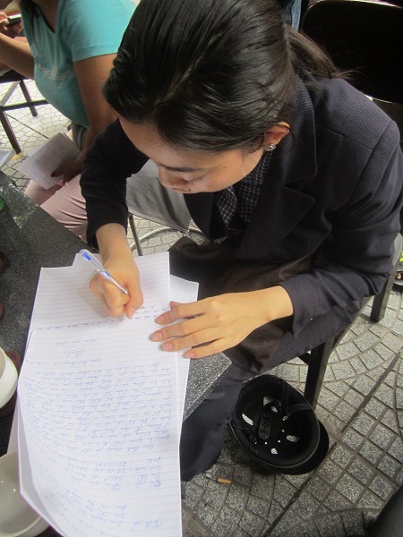 Nạn nhân viết đơn tố cáo bà L. lên công an