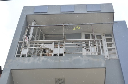 Cửa ban công của nhà trọ không khóa chính là cơ hội để kẻ gian đột nhập