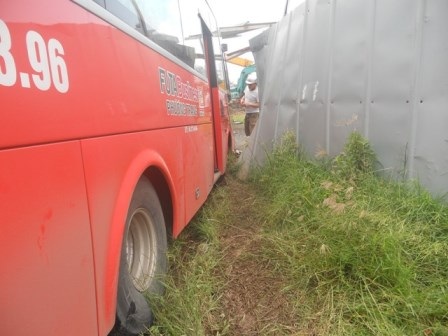 Đến 16h cùng ngày, chiếc xe vẫn chưa được kéo đi