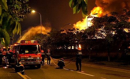 Những tiếng nổ lớn phát ra từ đám cháy