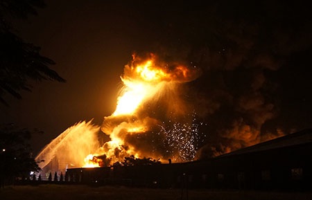 Vòi rồng liên tục chĩa vào đám cháy nhưng vẫn không ngăn được lửa