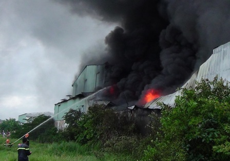 Khói lửa bao trùm toàn bộ công ty