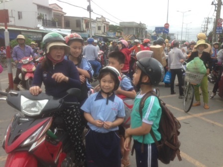 Người dân và học sinh bị mắc kẹt ở hai đầu phà