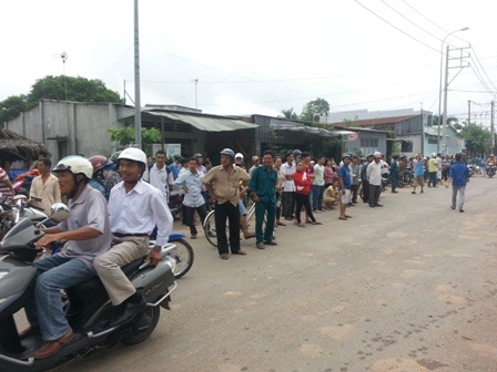 Xưởng nhựa bốc cháy dữ dội vào sáng sớm - 4 Vụ cháy khiến hàng trăm người dân nhốn nháo.