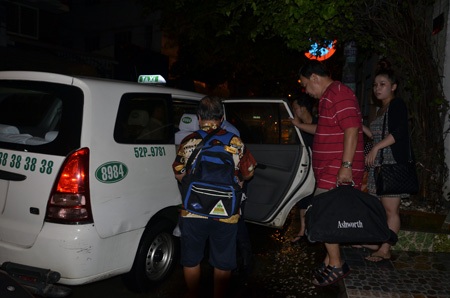 Nhiều du khách di chuyển đồ đạc ra ngoài