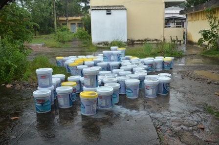 Những thùng sơn được chuyển ra ngoài