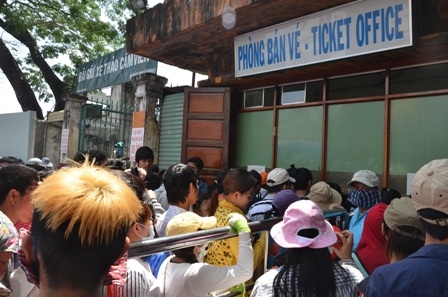 Xếp hàng chờ mua vé