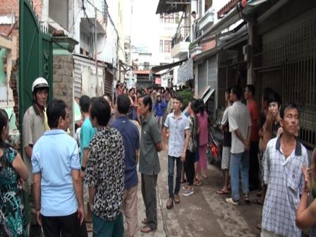 Hàng trăm người dân tập trung theo dõi vụ việc