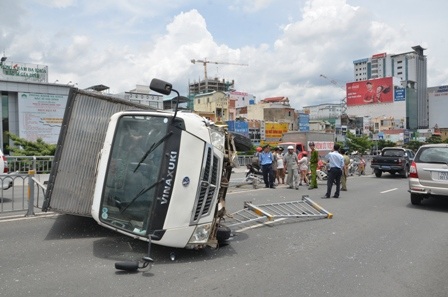 Gần 20 mét dải phân cách trên cầu bị ủi bay