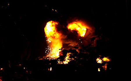 Những tiếng nổ lớn phát ra từ đám cháy