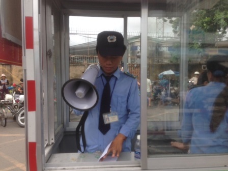 Nhân viên phà thông báo người dân đi bộ lên phà và gửi phương tiện lại