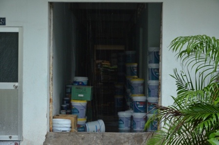 Bên trong công ty sơn nơi xảy ra vụ cháy