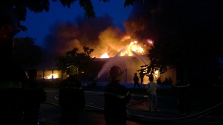 Lính cứu hỏa nỗ lực dập lửa