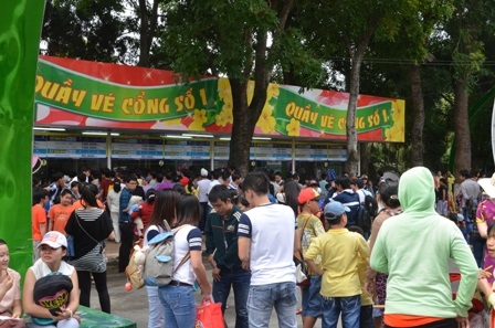 Hàng ngàn người dân ùn ùn đổ về Công viên văn hóa Đầm Sen để vui chơi trong dịp lễ Quốc khánh 2/9