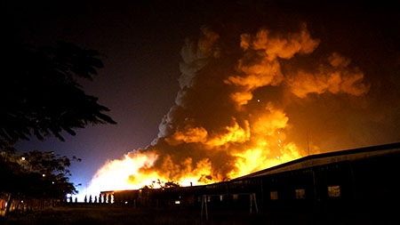 Vòi rồng liên tục chĩa vào đám cháy nhưng vẫn không ngăn được lửa