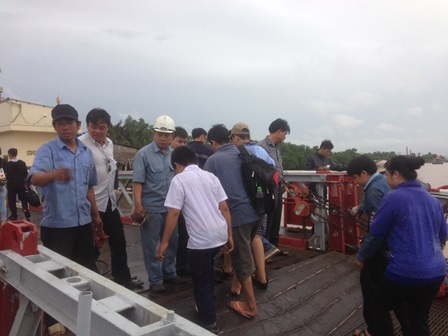 Nhân viên phà thông báo người dân đi bộ lên phà và gửi phương tiện lại