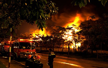 Những tiếng nổ lớn phát ra từ đám cháy