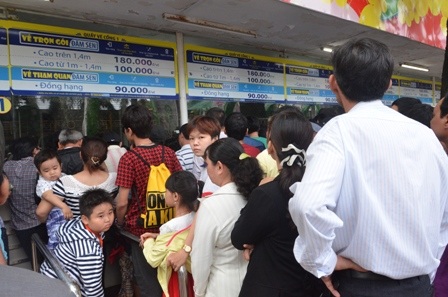 Hàng ngàn người dân ùn ùn đổ về Công viên văn hóa Đầm Sen để vui chơi trong dịp lễ Quốc khánh 2/9