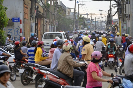 Lực lượng CSGT rất vất vả để phân luồng giao thông