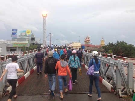 Nhân viên phà thông báo người dân đi bộ lên phà và gửi phương tiện lại