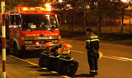 Lính cứu hỏa gần như kiệt sức