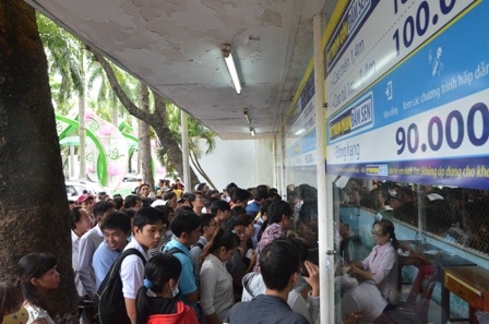 Hàng ngàn người dân ùn ùn đổ về Công viên văn hóa Đầm Sen để vui chơi trong dịp lễ Quốc khánh 2/9